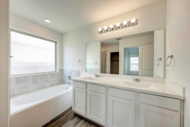 Building Photo - 6513 Leonardo Cove