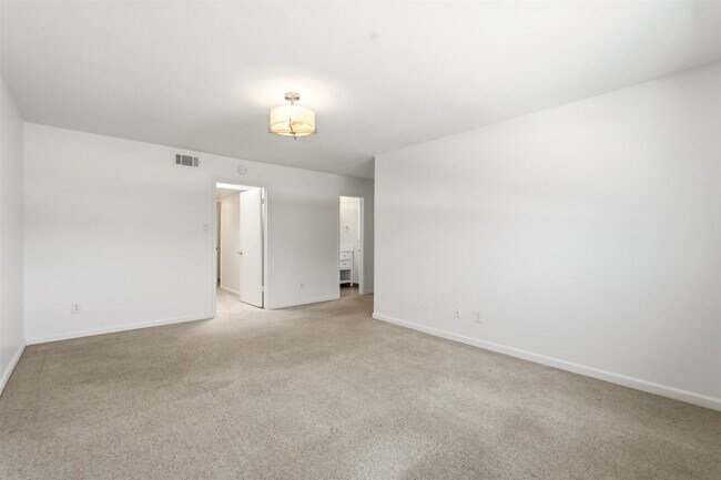 Building Photo - 450 N Post Oak Ln