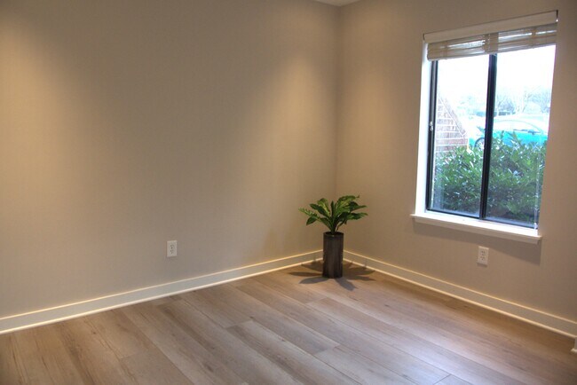 Building Photo - 11315 Commonwealth Dr