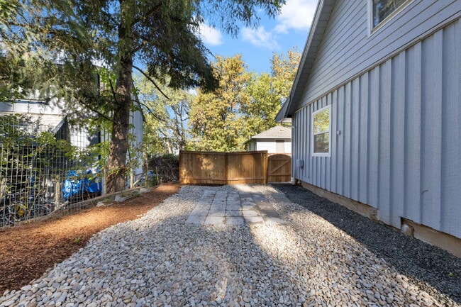 Building Photo - Updated 3 bedroom duplex