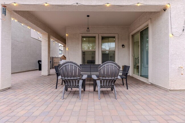 Building Photo - 1064 S Sunset Dr