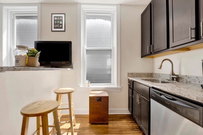 Building Photo - TONS OF LIGHT 2 BED IN BUCKTOWN! -- AVAILABLE 8/1!