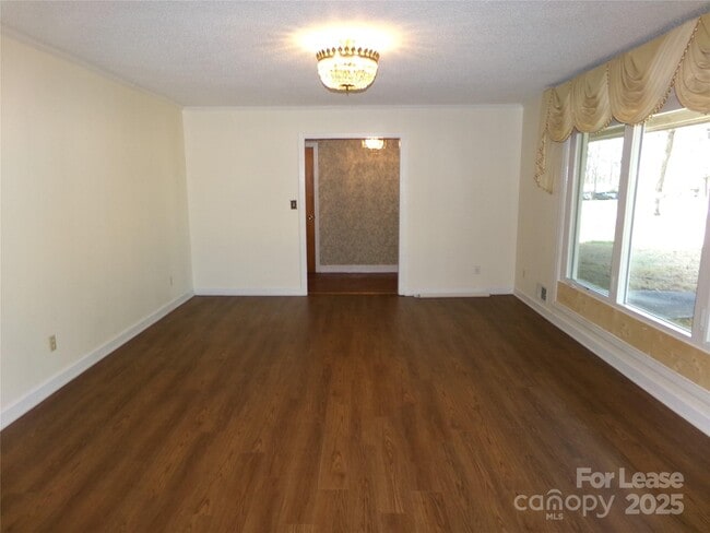 Building Photo - 507 Valleyview Dr