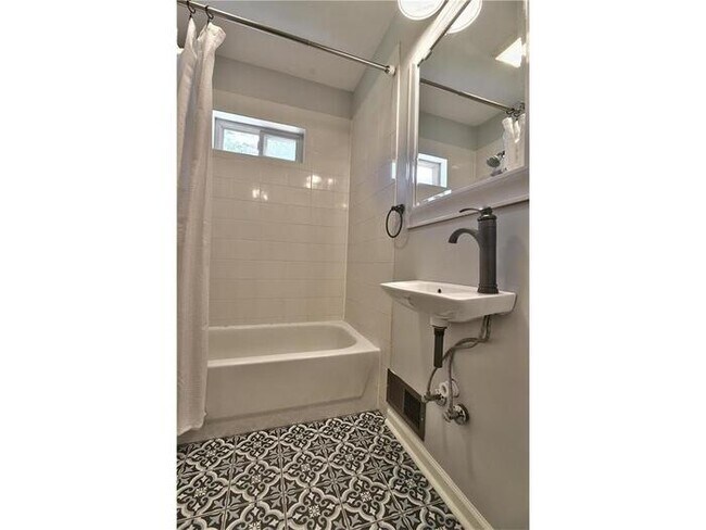 Building Photo - Beautiful Waldo Property - First Floor Living