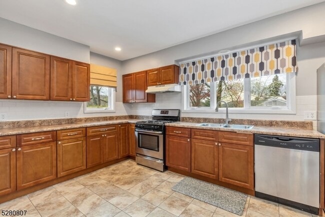 Building Photo - 153 Stirling Rd