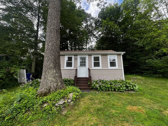 Primary Photo - Lake Cottage Charm Near Coventry Lake Beach
