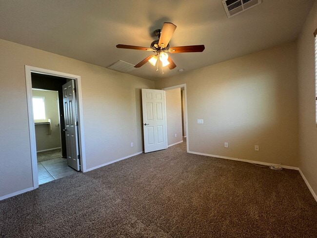 Building Photo - Ray & Signal Butte 4 Bedroom + loft/den