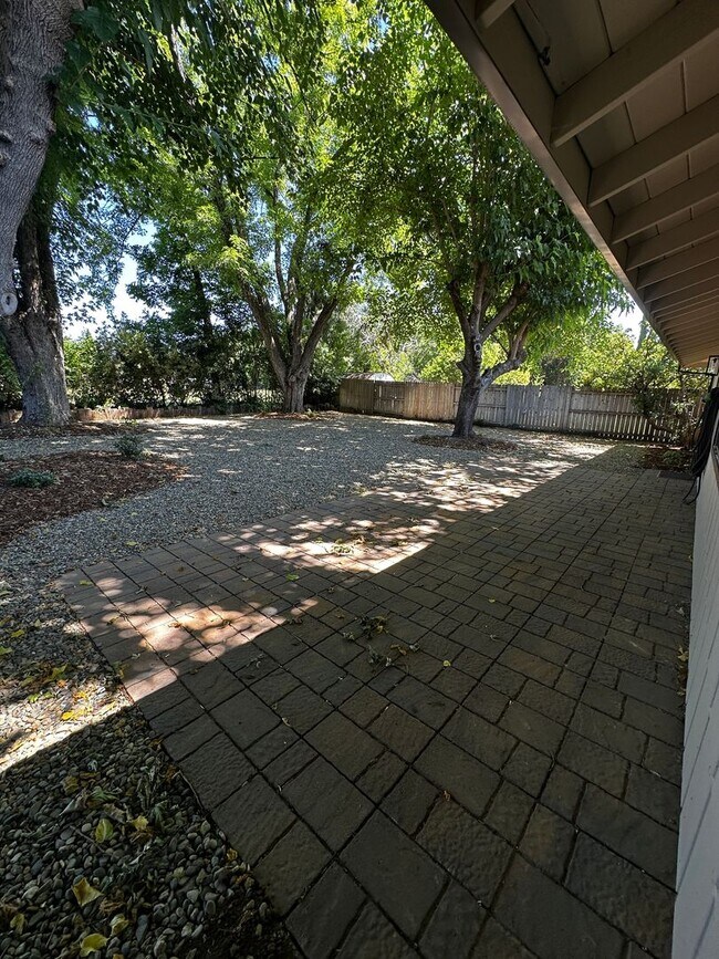 Building Photo - Beautiful Vintage home just 1 block from t...