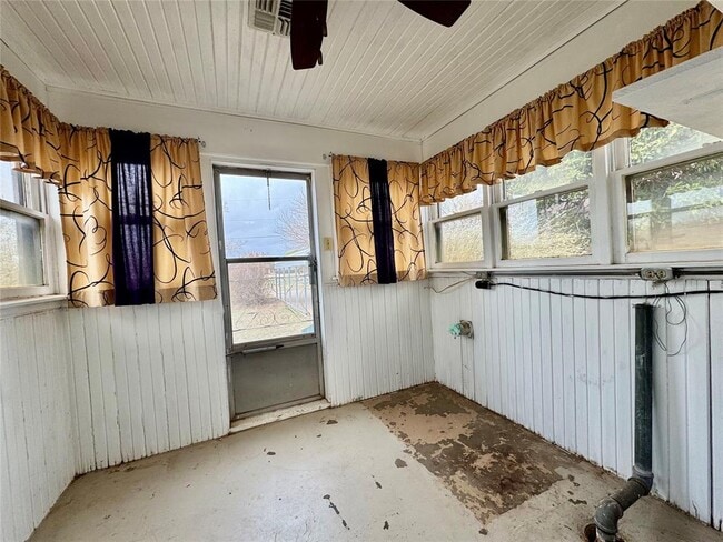 Building Photo - 711 N Broadway Ave