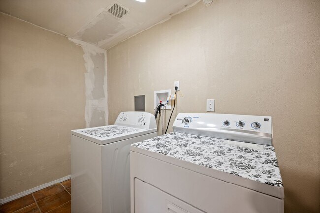 Building Photo - 1022 E 12th Ave