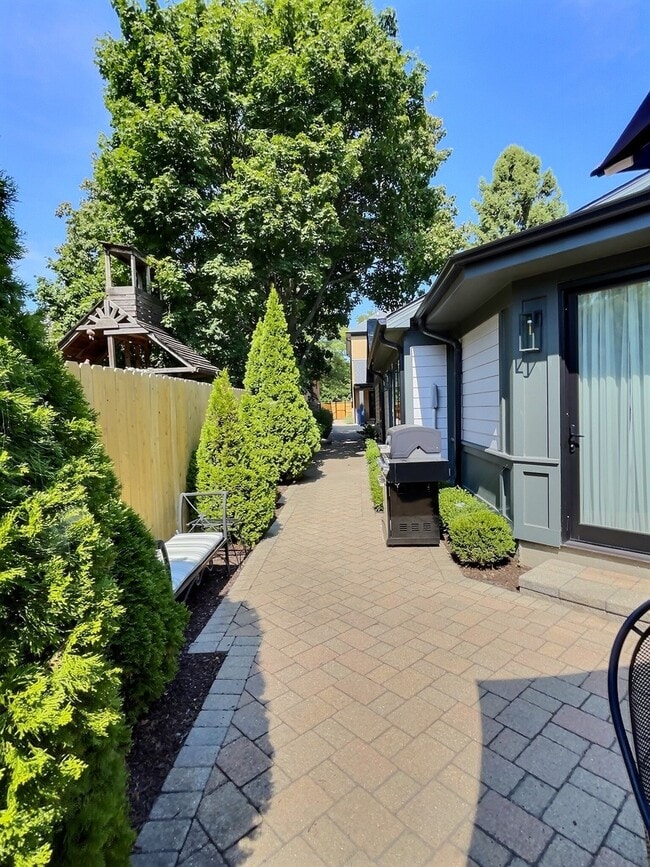 Building Photo - 5245 W Ardmore Ave