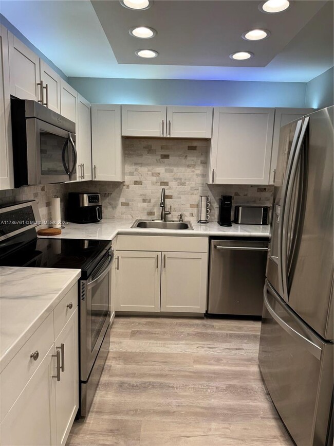 Building Photo - 2500 Parkview Dr