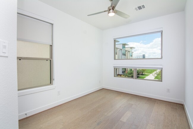 Building Photo - 462 S Centro Cir