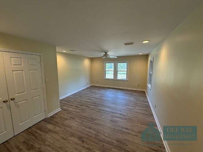 Building Photo - Nice 5 bedroom , 3 bath home located in Mobile.  All approved applications are subject to an 18-m...