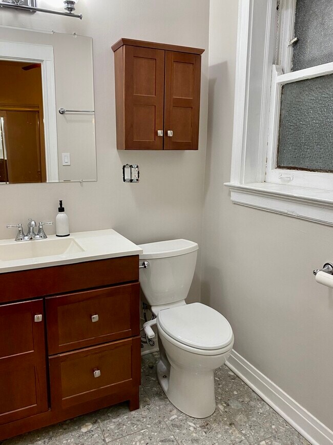 Building Photo - 909 W Gordon Terrace