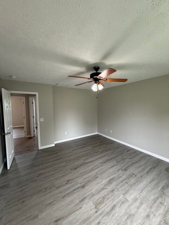Building Photo - Updated home in Nixa