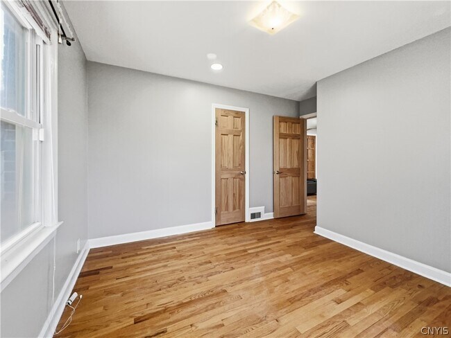 Building Photo - 429 Lionel Ave