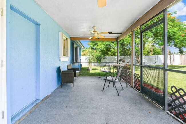 Building Photo - 767 SE Chaloupe Ave