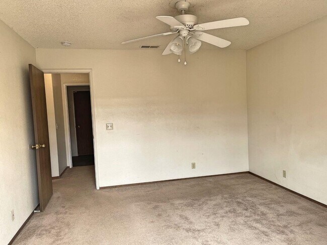 Building Photo - 3 Bedroom 2 Bath w/ Spa Room Suisun *Star ...