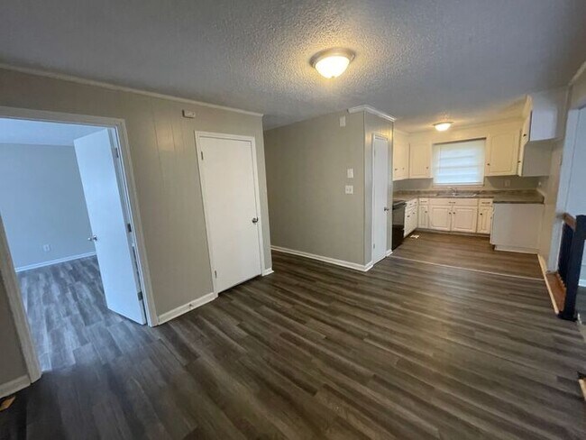 Building Photo - 1306 Northwoods Dr