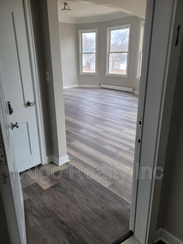 Building Photo - 133 Winifred St W