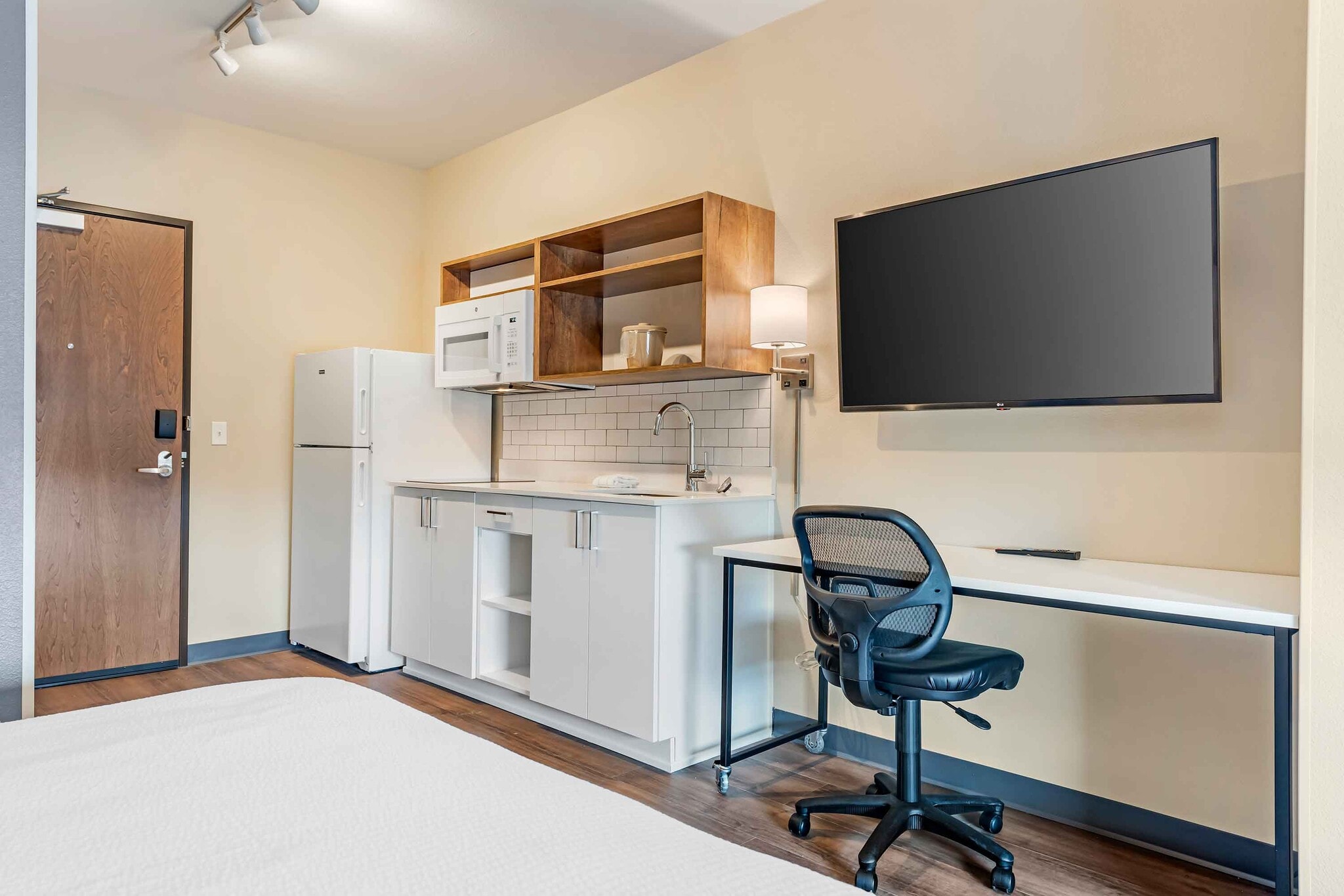 Building Photo - Furnished Studio-Yuma