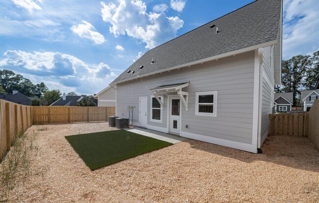 Building Photo - Single Family Home With Spacious Backyard