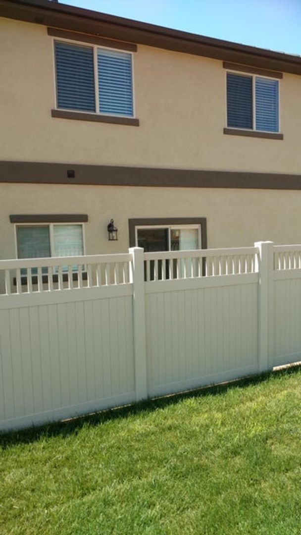 Building Photo - 3 Bedroom, 2.5 Bathroom Townhome Available...