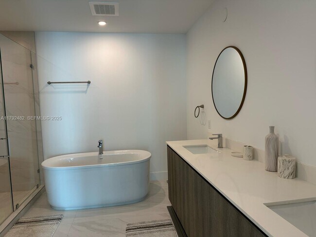 Building Photo - 17550 Collins Ave