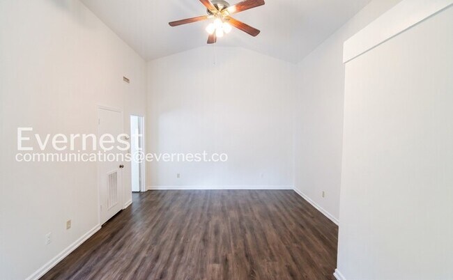 Building Photo - 2 Bed/1.5 Bath Home with Off-Street Parking / Pet-Friendly / Available Now!