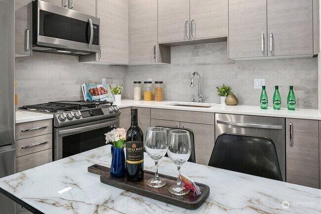 Building Photo - Modern 2 bed 2 bath town house available for move NOW