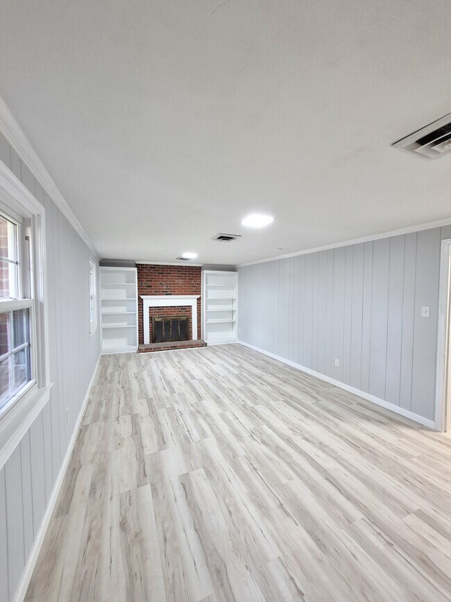 Building Photo - 2402 Fon Du Lac Rd