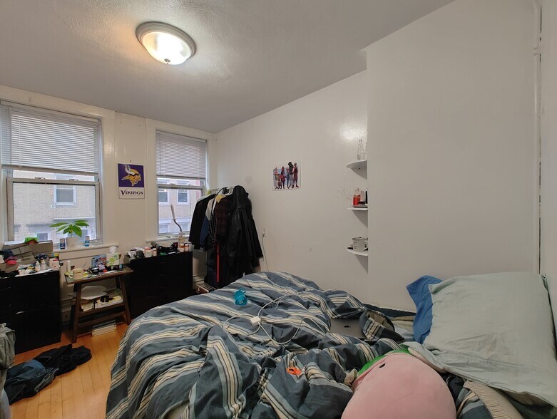 Building Photo - 166 Endicott St