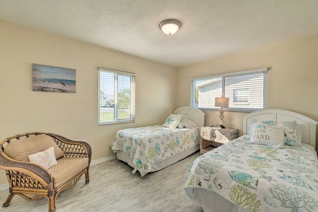 Building Photo - 1017 Pineland Ave