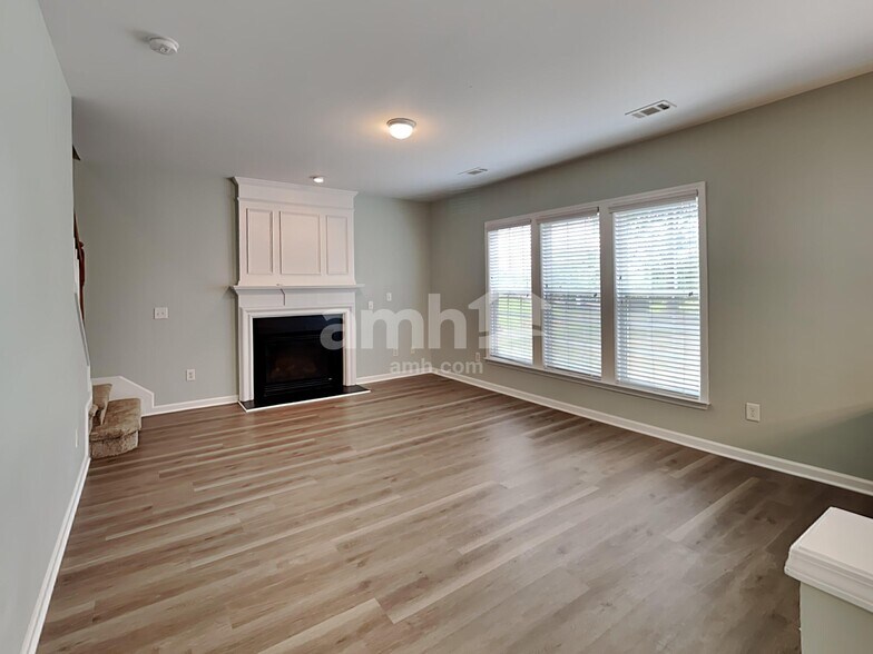 Building Photo - 811 Greenwood Crossing