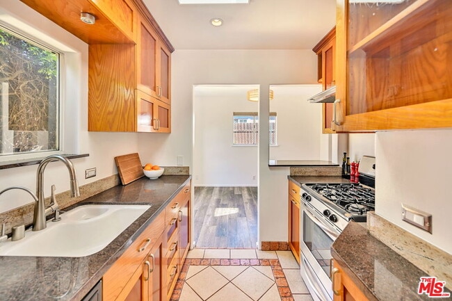 Building Photo - 655 Brooks Ave