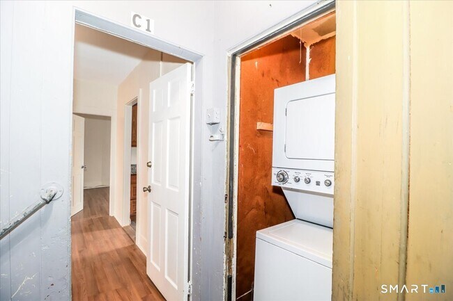 Building Photo - 17 Church St