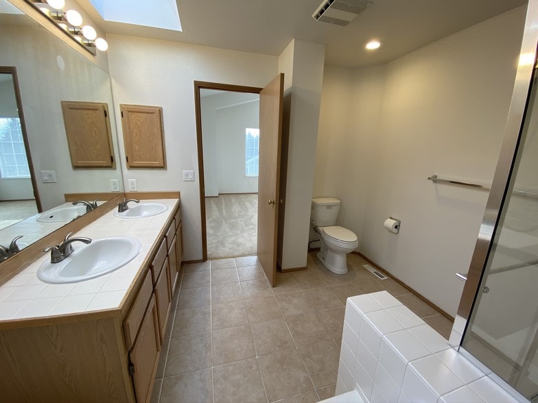 Building Photo - 648 S 32nd Pl