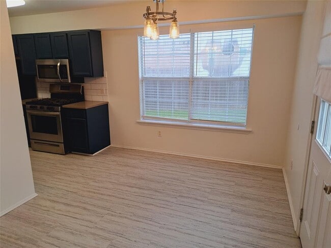 Building Photo - 6703 Hill Oaks Dr