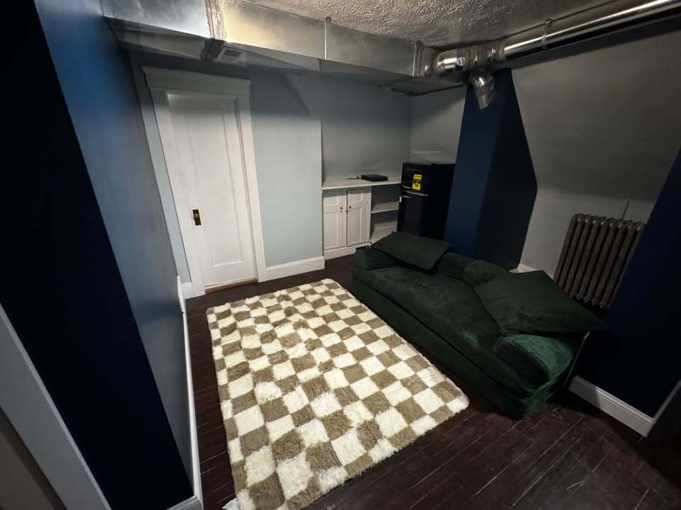 Building Photo - 1485 E 106th St