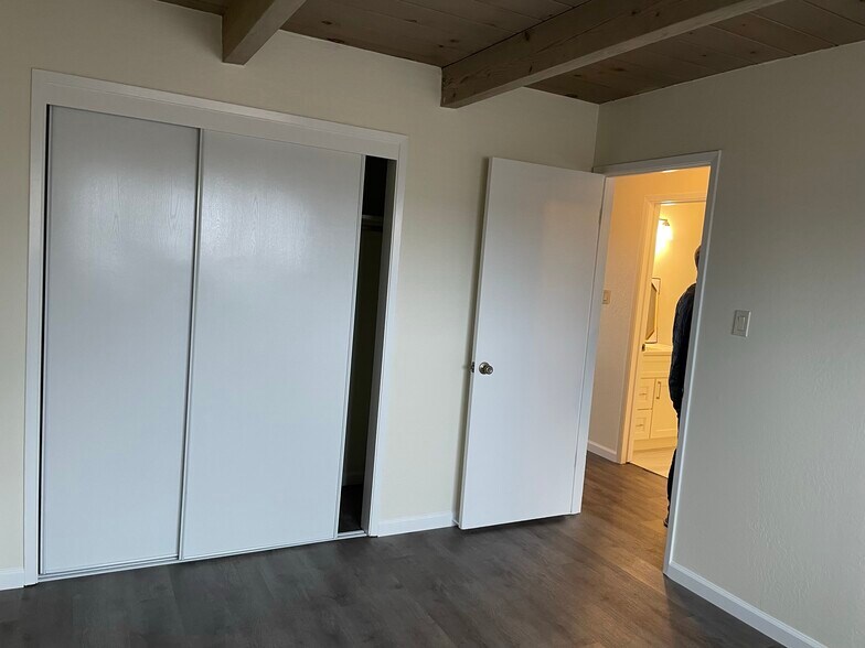 Building Photo - 830 Lexington Ave