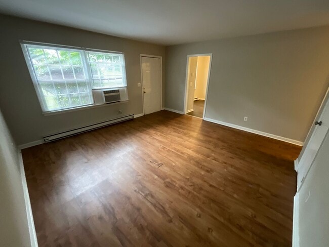 Building Photo - Charming Single Family Home - Convenient l...