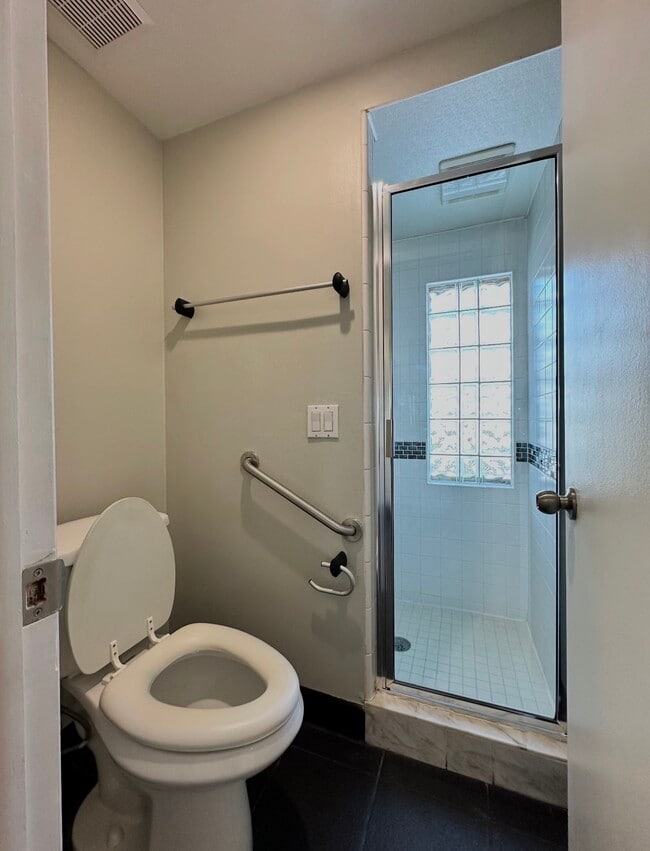 Building Photo - 5285 Hardwoods Dr