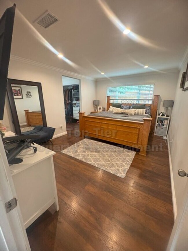 Building Photo - Beautiful Vista Home 3 bed / 3 bath / 1957...