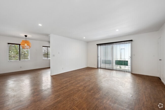 Interior Photo - 633 N Hayworth Ave