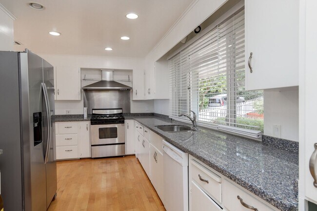 Building Photo - 3 Bed / 3 Bath + Bonus room pet friendly M...