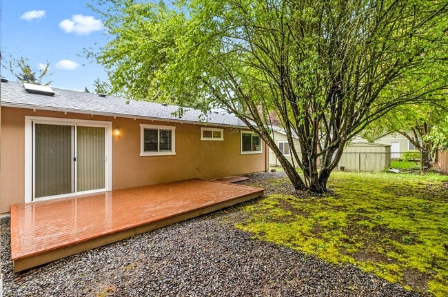 Building Photo - Kirkland Rambler for rent! Contact Jennifer for a showing 4252238096