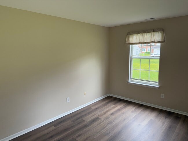 Building Photo - 565A Thrush Ct