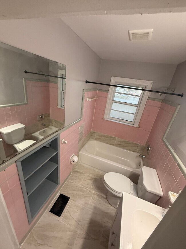 Building Photo - 4 Bedroom 1 Bathroom Home