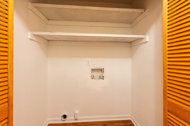 Building Photo - 3101 Vlg W Dr